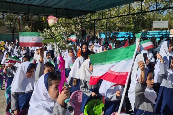 آیین نواختن زنگ ایثار و مقاومت در مدارس آباده