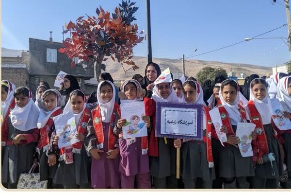حضور پررنگ دانش‌آموزان شهر لپویی در راهپیمایی 13 آبان 