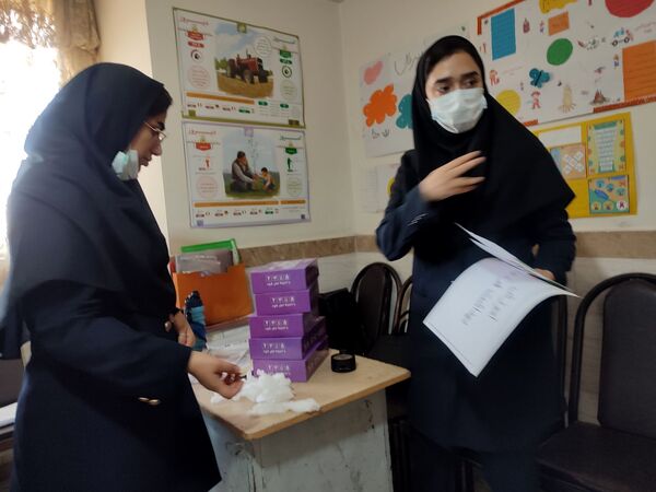 اجرای طرح سلامت دهان و دندان و فلوراید تراپی در مدرسه مریم بهارستان دو 