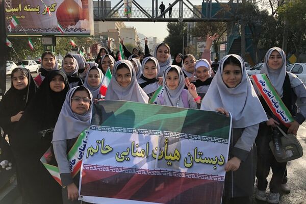 اجتماع عظیم دانش آموزان ناحیه دو شهرری به مناسبت یوم الله ۱۳ آبان در میدان نماز