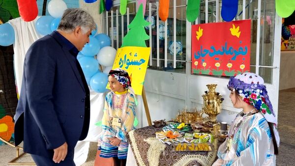 آیین نواختن زنگ هوای پاک در دبستان شریعه افشار‌نژاد ناحیه ۶