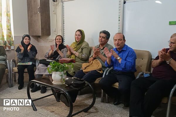 روشنایی ذهن در مسیر کلمات جاری می شود