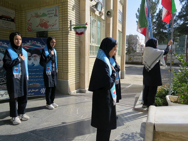 زدن زنگ انقلاب در مدرسه دخترانه فرزانگان شهرستان بجنورد 