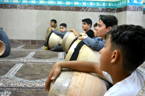 آموزش ضرب زورخانه‌ای در دبستان رازی ناحیه 2 بهارستان