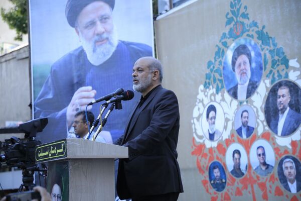 همدلی مردم و مسئولان در ادای احترام به شهدای‌خدمت