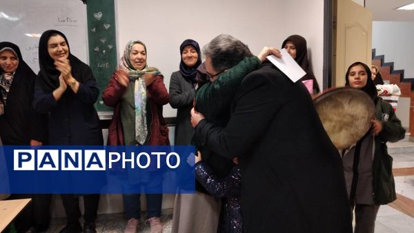 تجلیل از نخبگان آموزشی در دبیرستان شهیده محبوبه دانش