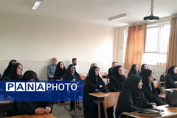 جلسات آموزشی در دبیرستان شاهد علامه طباطبایی ناحیه 2 شهرری 