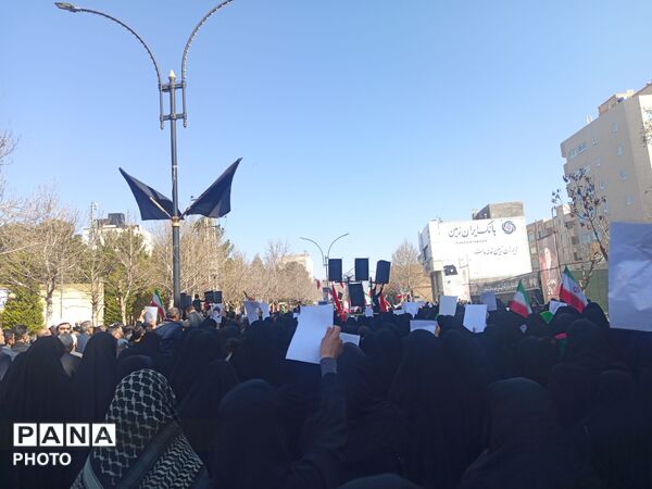 شهید وطن بر روی دستان مردم شهید پرور تشیع شد