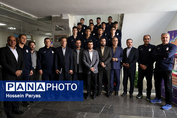 نشست صمیمی معاون تربیت بدنی و سلامت با ورزشکاران و کادر فنی تیم ملی والیبال دانش‌آموزی