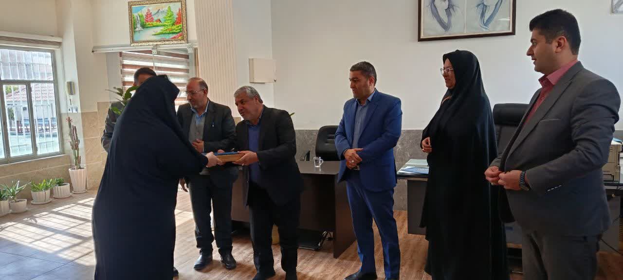تجلیل از خانواده‌های معظم شهدا و جانبازان به مناسبت دهه فجر در مدرسه صدریه 