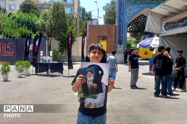 حضور خادمان امام رضا (ع) در حاشیه نماز جمعه و مراسم بدرقه رهبر شهید انقلاب