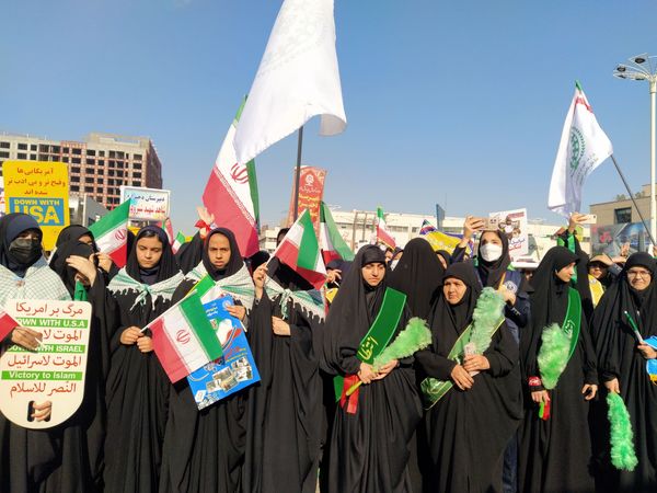  راهپیمایی  روز دانش آموز در مشهد با قلب هایی از جنس عزای حضرت فاطمه (س)