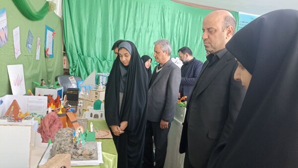 برگزاری نمایشگاه باقرآن تا آسمان در دبیرستان دخترانه امام حسین(ع)