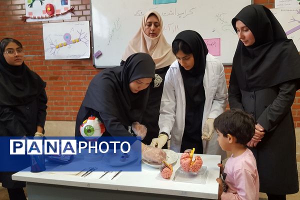 ویژه‌برنامه روز آزمایشگاه در دبیرستان پروفسور رزاقی کهریزک 