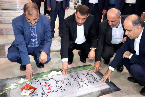 عطر افشانی مزار مطهر شهدای فرهنگی و دانش‌آموز شهرستان بوشهر  