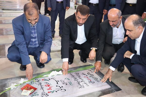 عطر افشانی مزار مطهر شهدای فرهنگی و دانش‌آموز شهرستان بوشهر  