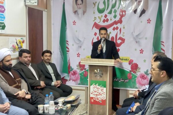 بیعت نوجوانان مدرسهٔ امام خمینی (ره) قرچک با آرمان‌های امام راحل در چهل و هفتمین جشن پیروزی انقلاب 