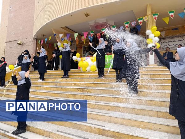 جشن پرنشاط دانش‌آموزان مدرسه حضرت معصومه(س) ناحیه 4 کرج