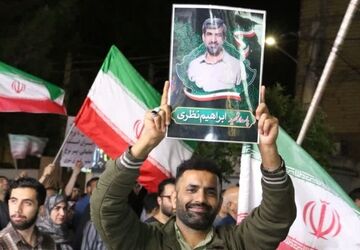 هفتاد شب ایستادگی برای ایران 