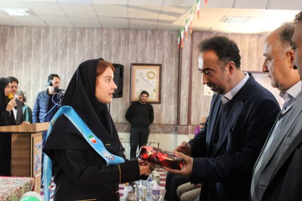 آئین متمرکز استانی نواختن زنگ انقلاب در دبیرستان دخترانه شرافت ناحیه ۱ کرج