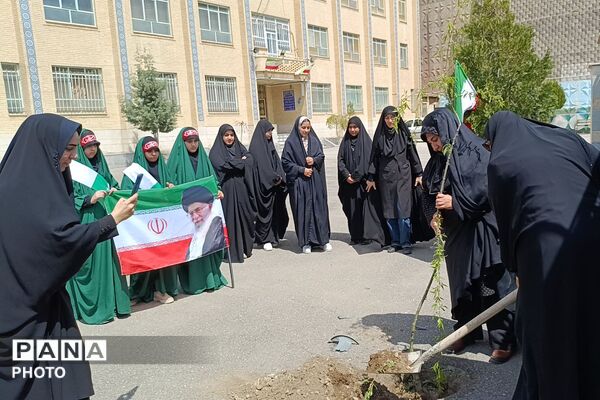 کاشت نهال به یاد رهبر شهید و دانش‌آموزان شهید مدرسه شجره طیبه میناب