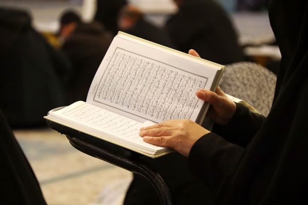 مراسم قرائت دعای ام داوود در امامزاده سید عباس بن موسی (ع) در بجنورد 