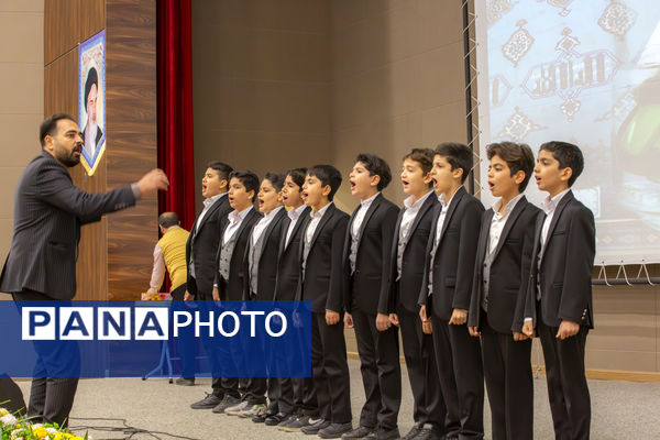 آیین تقدیر از دانش‌آموزان برگزیده در مسابقات فرهنگی هنری استان قم