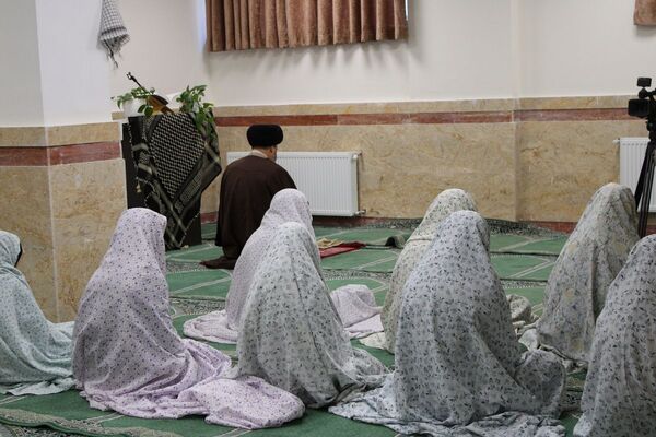 اقامه نماز جماعت در دبیرستان هجرانی پردیس به امامت امام جمعه شهرستان