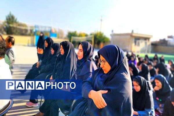 نواختن زنگ مدرسه عشق به‌مناسبت گرامیداشت هفته بسیج در شهرستان باشت