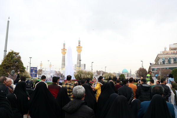 لحظه تحویل سال نو در کنار بارگاه ملکوتی امام رضا (ع)