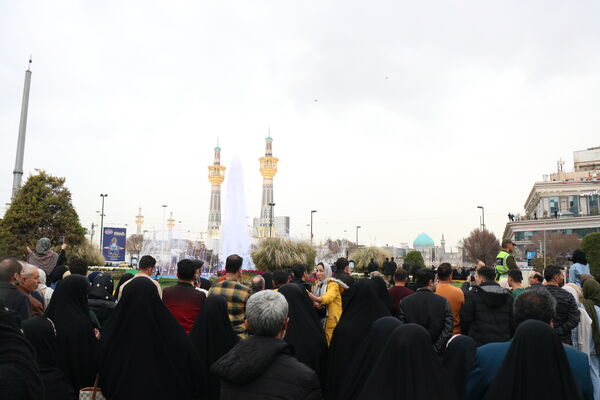 لحظه تحویل سال نو در کنار بارگاه ملکوتی امام رضا (ع)