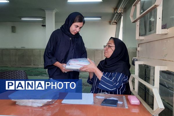 توزیع کتب درسی در مدارس منطقه پردیس 