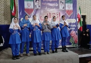 حضور دانش‌آموزان و اولیا در گرامیداشت دستاوردهای انقلاب اسلامی و جشن بزرگ انقلاب 