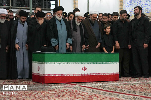 اقامه نماز بر پیکر مطهر رهبر شهید انقلاب در حرم مطهر رضوی-۱