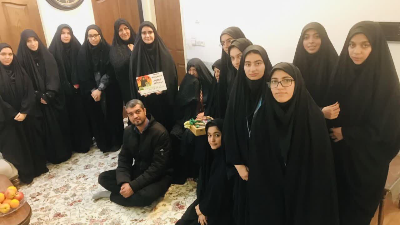دیدار دانش‌آموزان دبیرستان حضرت ابوالفضل با مادر شهید علی‌اکبر عدم