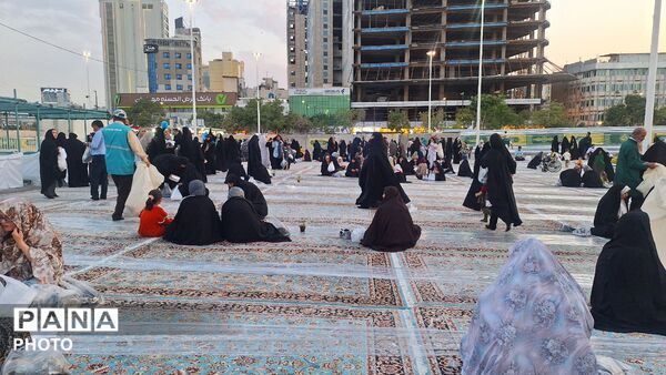 «سفره پدری» در حرم امام رضا (ع) پهن شد