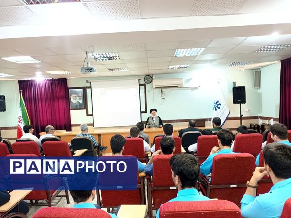 تقدیر از دانش‌آموزان برگزیده نمایشگاه دستاوردهای انقلاب اسلامی در دبیرستان طلایه داران شهید ناصری