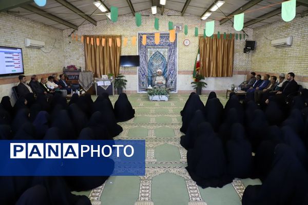 نشست پرسش و پاسخ با حضور نماینده ولی فقیه در استان و امام جمعه در دبیرستان نمونه فرهنگ