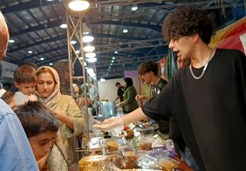 نمایشگاه صنایع دستی و سوغات در شهرستان شهرکرد برپا شد
