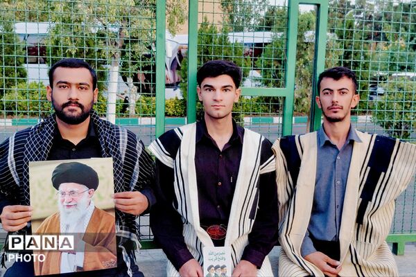 حضور پرشور جمعی از قوم بختیاری لردگان در آیین تشییع رهبر در میدان انقلاب تهران
