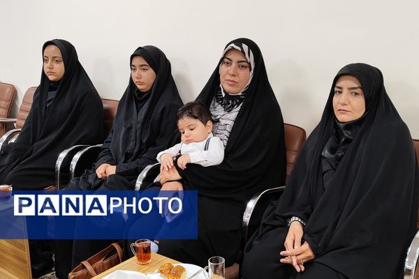 دیدار دختران دانش‌آموز سنندجی با نماینده ولی‌فقیه در کردستان 