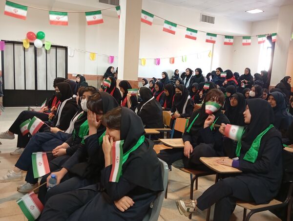 جشن پیروزی انقلاب اسلامی در مدرسه ۱۲فروردین منطقه پردیس 