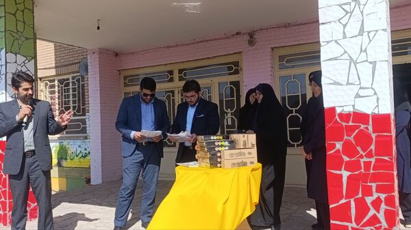 تقدیر از برگزیدگان مسابقات قرآن، عترت و نماز در دبیرستان حضرت سکینه 