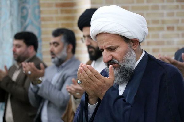 اقامه نماز جماعت، با شعار «مهر با مهُر» در مدرسه عترت قرچک