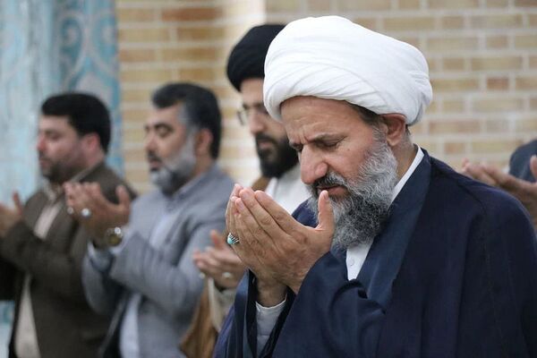اقامه نماز جماعت، با شعار «مهر با مهُر» در مدرسه عترت قرچک