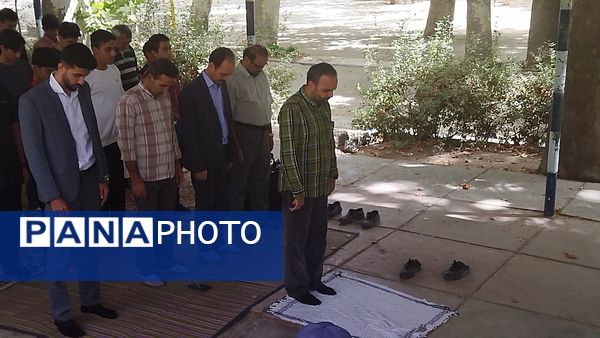 اولین نماز جماعت پایه دهمی ها همراه با کادر دبیرستان شاهد ابوذر غفاری 