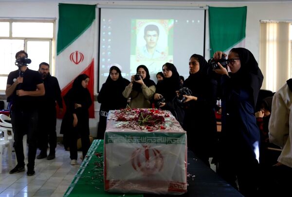 میزبانی هنرجویان هنرستان دکتر حسابی شهر محلات از پیکر شهید گمنام دفاع مقدس 