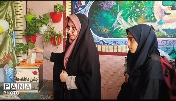 مراسم نورانی سه‌شنبه‌های مهدوی و جشن عاطفه‌ها در دبیرستان شاهد عفاف ناحیه3 کرج 