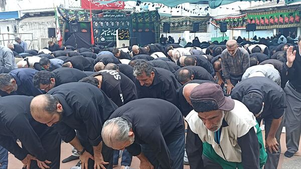 اقامه نماز ظهر عاشورا در محمودآباد 