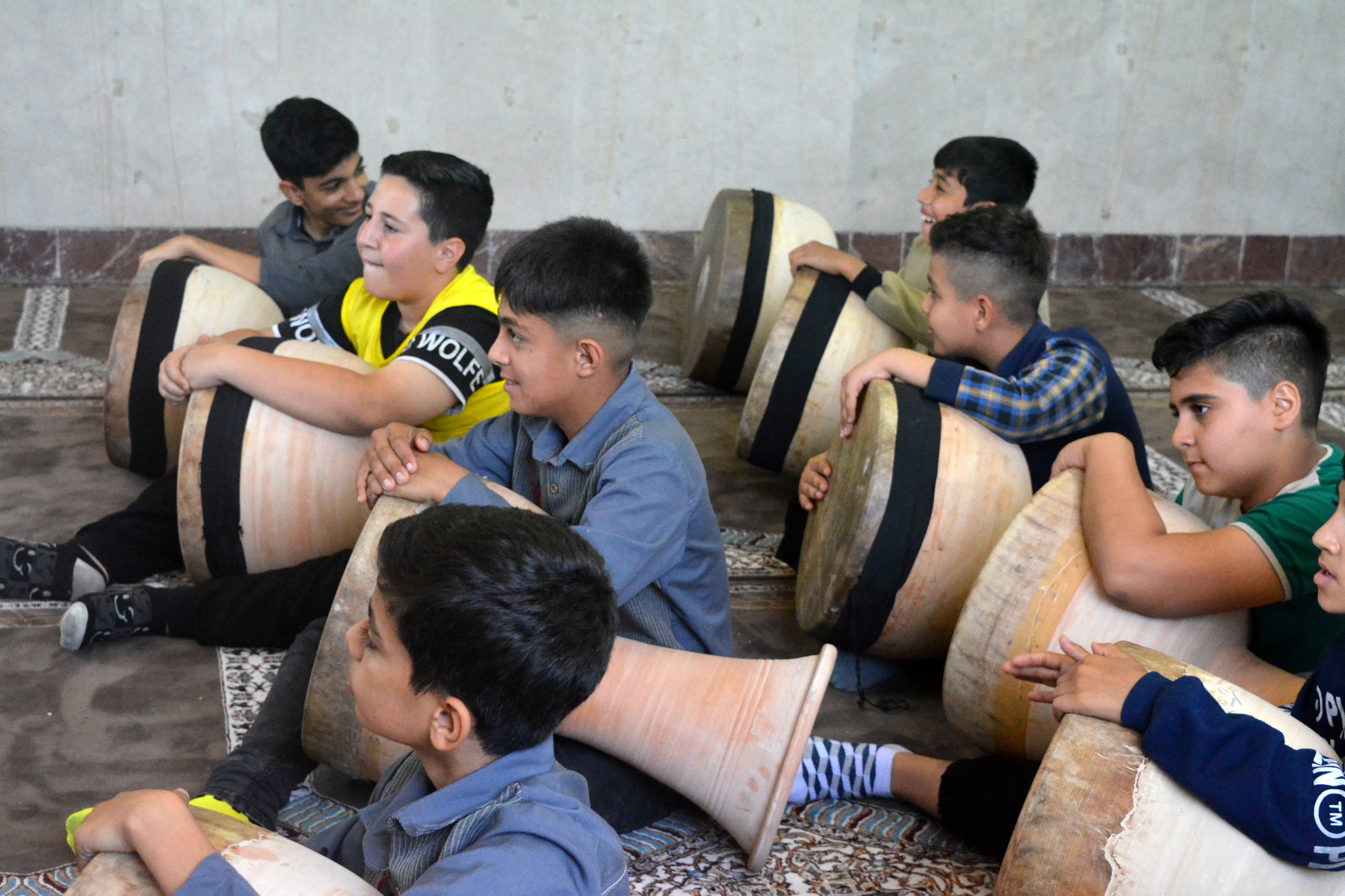 آموزش ضرب زورخانه‌ای در دبستان رازی ناحیه 2 بهارستان